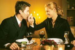 Ein Dinner bei Kerzenschein in romantischer Umgebung macht Lust auf Zärtlichkeiten und mehr